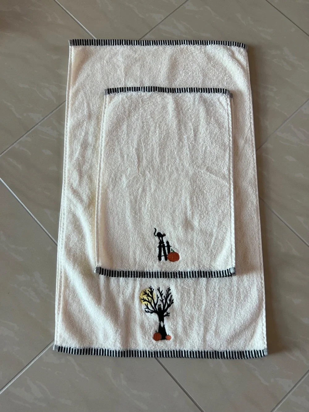 #2917 Embroidered Halloween Twiggy Tree with pumpkins Fingertip Towel set